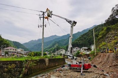 淳安首次使用履带式绝缘斗臂车带电作业