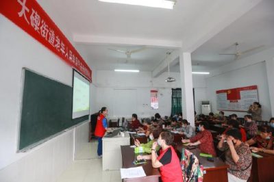 为老人开设冬季用电安全课