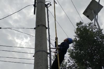 居民停电报修抢修人员迅速驱车赶赴现场
