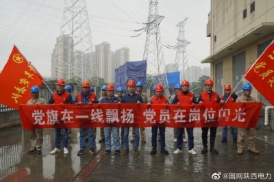 党旗在一线飘扬 党员在岗位闪光