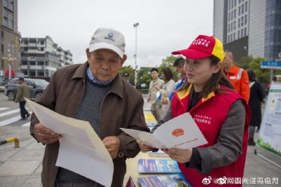 过往的行人发放安全用电宣传单