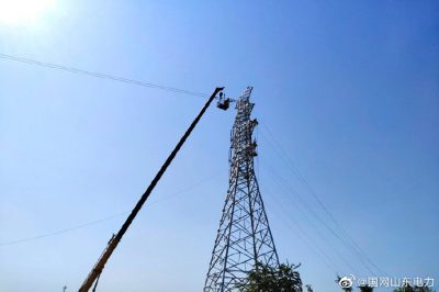 开展上林110千伏送出工程D26号－D32号段导线架设