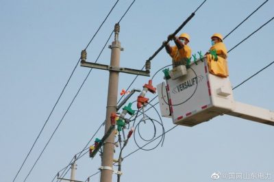 开展10千伏王珂II线小章支线带负荷加装柱上开关作业