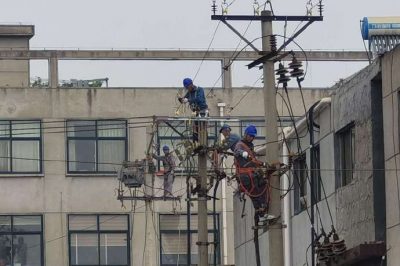对宋庄村进行农网改造，更换老旧绝缘导线2800米