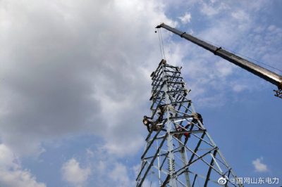 开展上林110千伏线路工程A2号、A6号、B7号铁塔组立