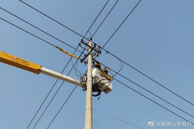 在10千伏餐具线4号杆处带负荷更换智能化线路开关一台