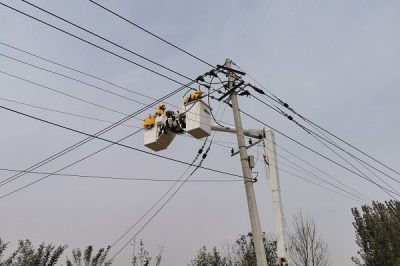 在10千伏孙安线10号杆对双语中学变压器进行带电接引流线作业