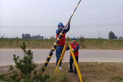 深入田间地头为配电线路杆塔拉线安装反光膜、拉线护套