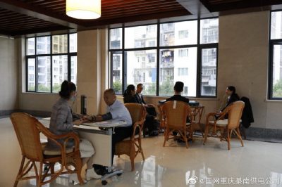 国网重庆綦南供电公司为公司职工开展健康咨询活动。 ​​​​