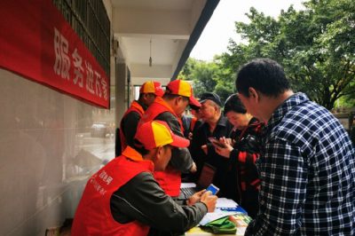 在綦江区古南街道綦齿社区为居民指导“网上国网”APP使用方法
