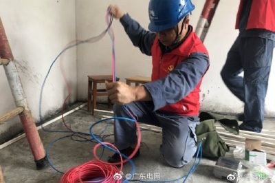 免费为贫困户装电表、铺设安全的室内电线