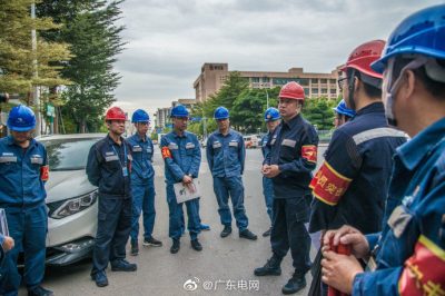 整治“三线缠绕”在路上