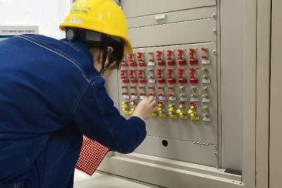 变电运维人员在330千伏洋县变开展二次标示及压板核对工作