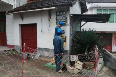 更换破旧表箱，推进美丽乡村建设