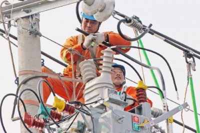 在溱东镇周黄村改造10千伏溱湖线