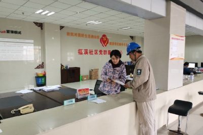 来到福溪社区现场指导人口普查员使用网上国网“E普查”功能