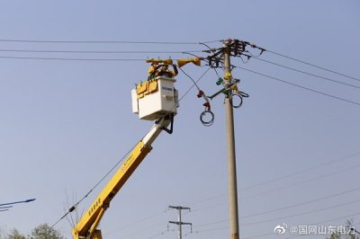 在10千伏解家线高速支线进行带电加装开关工作
