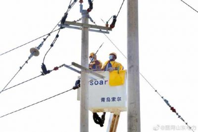 10千伏宁上线8号杆处进行带电接引线工作