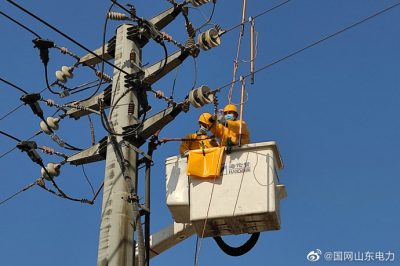 夏邱镇溪家村10千伏华磊线1号铁塔紧急带电处理弓子线断线缺陷