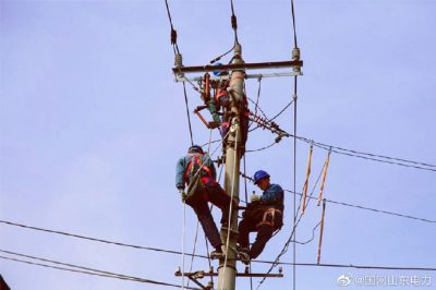 在10千伏酒厂线25号铁塔实施打桩立塔作业
