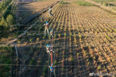 在110千伏坨东线30号和31号铁塔输电线路上安装相间间隔棒