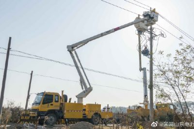 带电作业换开关 保障供电迎冬峰