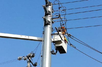在10千伏森埠线1号杆处带电断接引线