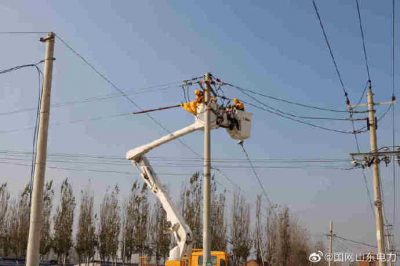 对1号至35号杆进行带电消缺，检查、紧固设备螺丝
