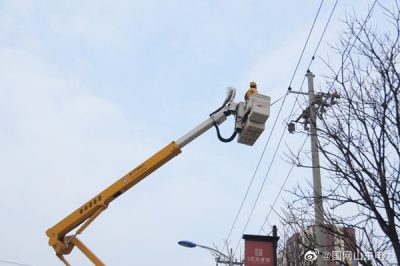 在10千伏彩印厂线华明分支19号杆进行带电更换发热线夹