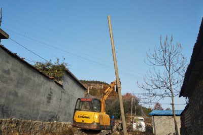 在南麻镇东高庄村改造电力线路工作