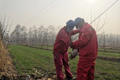 在10千伏梁梁线路改造现场制作电杆拉线