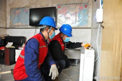 对黄骅镇楼东村煤改电用户检查采暖用电设施进行安全隐患排查