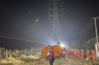 南沿江铁路常州段上跨京沪高铁两条220千伏高压线路迁改后顺利通电