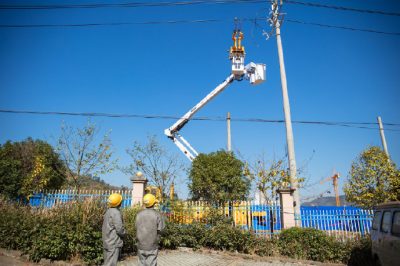 成功完成对10千伏遁山线11号杆带电接跌落式熔断器上引线工作