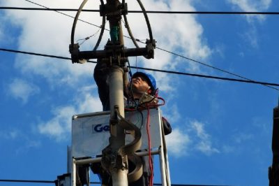 对220千伏跃立变电站为刀闸进行“体检”