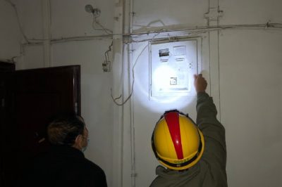 免费帮助老人检查破旧表后线路