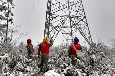 雪天巡视35千伏官瓦竹线铁塔