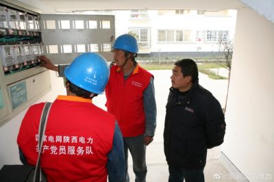 为村民进行安全用电宣传和检查