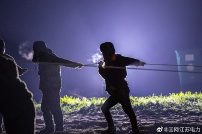 在黄集—三堡500千伏线路工程进行跨越郑徐高铁施工作业