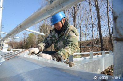 在110千伏州董线进行线路加高改造工作
