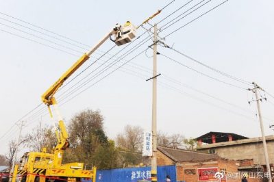 对齐家村4号台区支线1号杆实施带电作业
