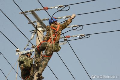 施工人员为阎庄镇肖家河村新架设10千伏线路