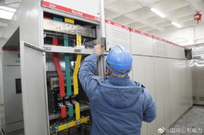 在某新建小区配套工程配电室进行电表箱、电表的安装工作