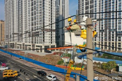 采用带电作业法更换10千伏杜楼线10号杆令克