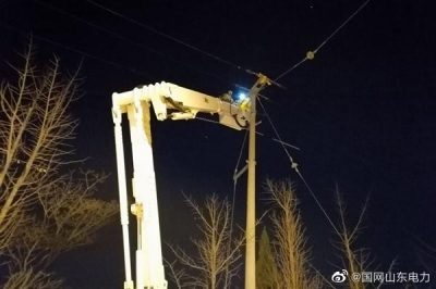在10千伏苘东线38号杆进行带电接火工作
