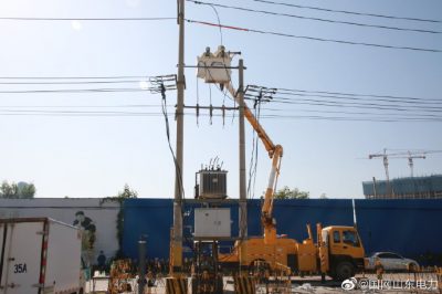 在10千伏黄庄线19号杆上开展不停电安装接地环