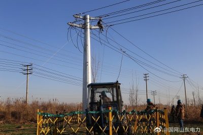 在10千伏郑茂线07号杆进行架空线路的放紧线施工