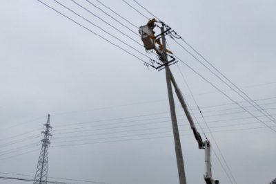 在10千伏孙化屯线28号杆李刘庄开关电源侧进行带电接火作业