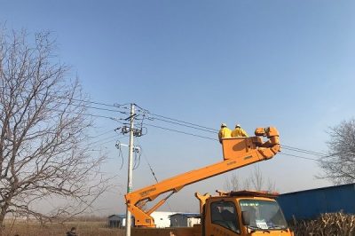 到青城镇进行绝缘带电消缺作业