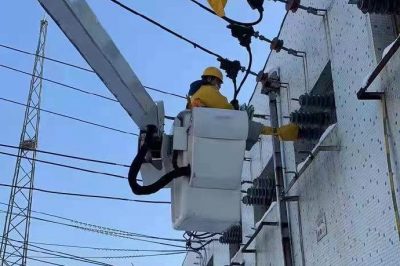 开展上夼线、曹家线、宋家线三条10千伏出线的带电卡、接火工作